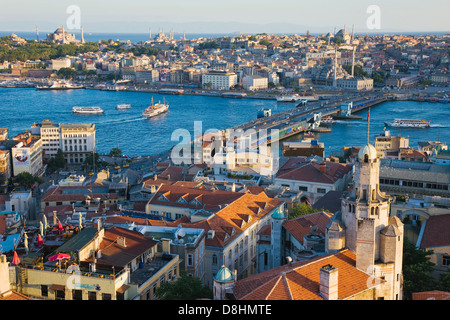 Vista in elevazione sul Bosforo e Sultanahmet dalla Torre di Galata a Istanbul, Turchia Foto Stock