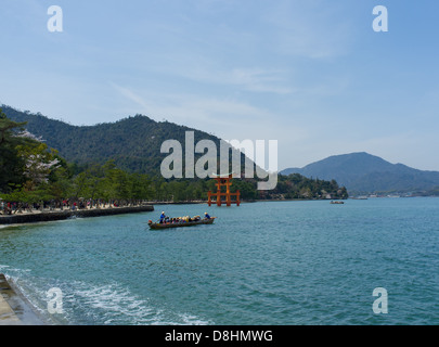 Il floating torri sull'isola di Miyajima, Inland Sea, Giappone Foto Stock