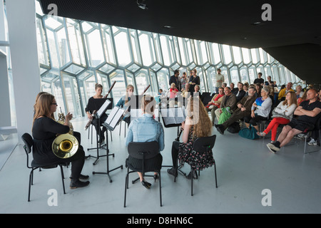 L'Islanda, Reykjavik, concerto presso Harpa Concert Hall e il centro conferenze, progettato da Olafur Eliasson e Henning Foto Stock