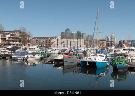 Barche ormeggiate nel Dock Sud Marina, parte dei Docklands rigenerato, Rotherhithe, Bermondsey Londra, SE16, UK. Foto Stock