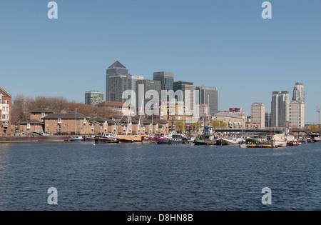 Vista su tutta la Groenlandia Dock con la Canary Wharf in distanza, Bermondsey Londra, SE16, UK. Foto Stock