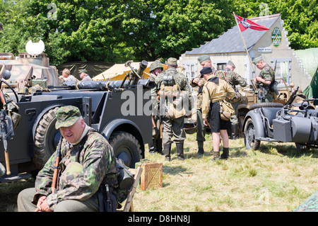 Overlord, D-Day rievocazione a Denmead 2013. I soldati tedeschi, rilassante piedi intorno e parlare. Foto Stock