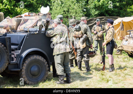 Overlord, D-Day rievocazione a Denmead 2013. I soldati tedeschi, rilassante piedi intorno e parlare. Foto Stock