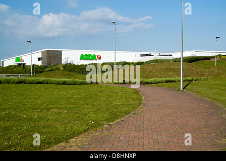 Footpath e negozio Asda, Leckwith Retail Park, Cardiff, Galles del Sud, Regno Unito. Foto Stock
