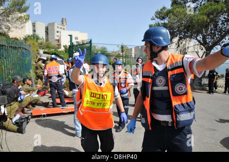 Haifa, Israele: israeliana Home comando anteriore sodiers, Vigili del Fuoco, Polizia uomo takeing parte in una difesa per praticare la simulazione di un attacco missilistico su Israele, durante una massiccia missile e attacco a razzo di simulazione. Israele ha lanciato la sua casa annuale anteriore e la difesa nazionale del trapano, preparando soldati e civili per possibili attacchi missilistici sul paese. Maggio 29, 2013 foto di Shay prelievo Foto Stock