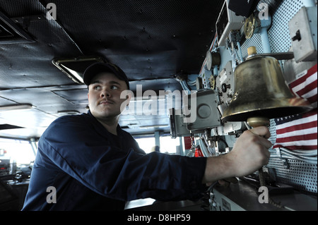 Sailor sorge guarda a bordo della USS Dwight D. Eisenhower. Foto Stock