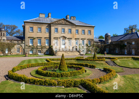 La facciata anteriore di Dumfries House, nei pressi di Cumnock, Ayrshire, in Scozia, Regno Unito, Gran Bretagna Foto Stock