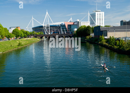 Millennium Stadium e barca a remi sul fiume Taff glamorgan Cardiff Galles del Sud Foto Stock