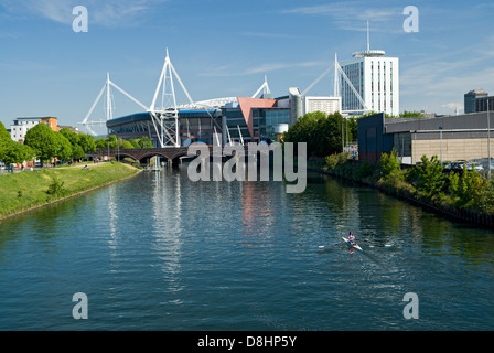 Millennium Stadium e barca a remi sul fiume Taff glamorgan Cardiff Galles del Sud Foto Stock