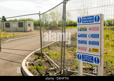 'Site la sicurezza Inizia qui' firmare all'entrata della chiusura di un sito in costruzione. Foto Stock