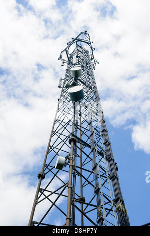 Mobile (Cellulare) telefono torre di trasmissione radio con forno a microonde e piatti antannae cellulare Foto Stock