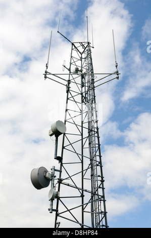 VHF e UHF torre di trasmissione radio con piatti microonde, dipolo (metà e quarter wave) e a dipolo ripiegato antannae Foto Stock