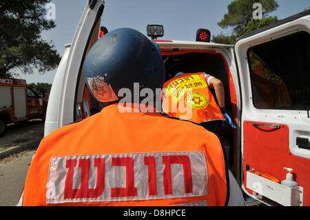 Haifa, Israele: israeliana Home comando anteriore sodiers, Vigili del Fuoco, Polizia uomo takeing parte in una difesa per praticare la simulazione di un attacco missilistico su Israele, durante una massiccia missile e attacco a razzo di simulazione. Israele ha lanciato la sua casa annuale anteriore e la difesa nazionale del trapano, preparando soldati e civili per possibili attacchi missilistici sul paese. Maggio 29, 2013 foto di Shay prelievo Foto Stock