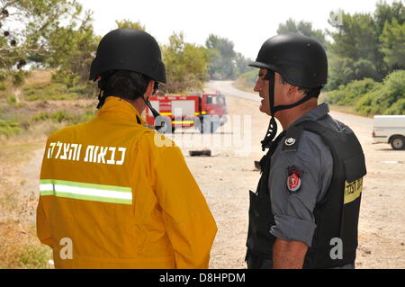 Haifa, Israele: israeliana Home comando anteriore sodiers, Vigili del Fuoco, Polizia uomo takeing parte in una difesa per praticare la simulazione di un attacco missilistico su Israele, durante una massiccia missile e attacco a razzo di simulazione. Israele ha lanciato la sua casa annuale anteriore e la difesa nazionale del trapano, preparando soldati e civili per possibili attacchi missilistici sul paese. Maggio 29, 2013 foto di Shay prelievo Foto Stock