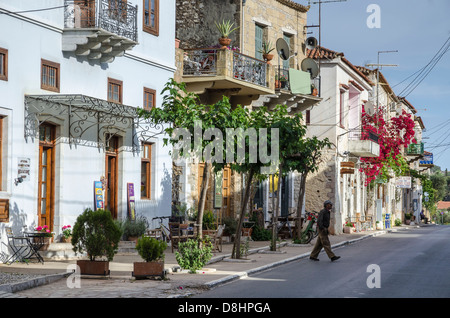 Tradizionali di vecchie case sulla strada principale del villaggio Kardamyli nelle mani esterna, Messinia, Peloponneso, Grecia. Foto Stock