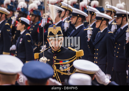 Les Invalides, Parigi, Francia. Un funzionario recensioni della guardia d'onore in occasione di un ricevimento per il presidente della Repubblica di Polonia, maggio 2013 Foto Stock