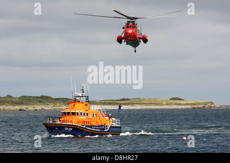 Sea King praticanti di elicottero di soccorso SOS Foto Stock