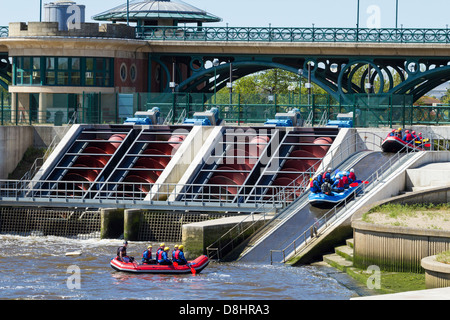 Viti di Archimede e canoa a sollevamento Tees Barrage Internazionale bianco corso d'acqua a Stockton on Tees, England, Regno Unito Foto Stock