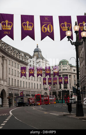 Londra, Regno Unito. Il 29 maggio 2013. Decorazione per la celebrazione del sessantesimo anno di regno della regina Elisabetta II sul Regents Street, Londra, Inghilterra, UK Credit: Adina Tovy/Alamy Live News Foto Stock