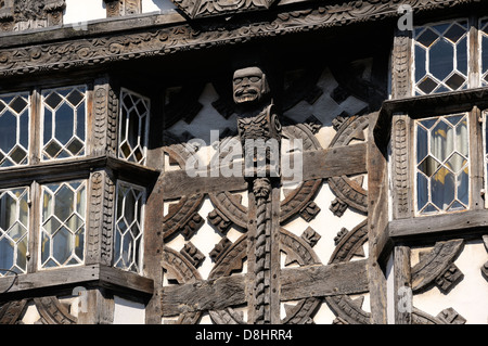 Il famoso Feathers Hotel a Ludlow, Shropshire, costruito come casa privata 1619. Dettaglio di stile tudor a struttura mista in legno e muratura facciata anteriore Foto Stock