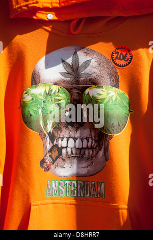 Una Cannabis T shirt in un negozio nel quartiere a luci rosse di Amsterdam, Paesi Bassi. Foto Stock