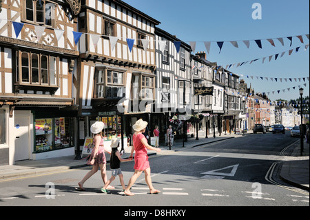 Città medievale, case e negozi di Ludlow, Shropshire, Inghilterra. Visualizza in basso Broad Street dal burro croce su High Street Foto Stock