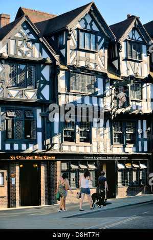 Ye Olde Bull Ring taverna dove King Street si unisce il Bull Ring. Ludlow, Shropshire, Inghilterra. Vecchio stile tudor a struttura mista in legno e muratura inn Foto Stock