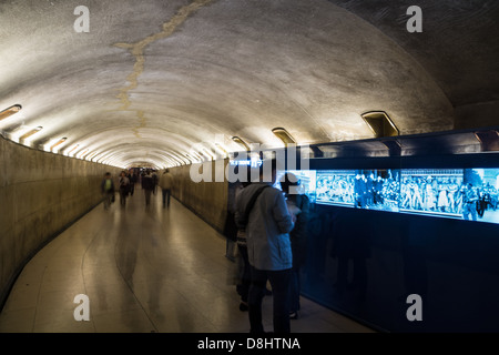 Parigi, Francia. Il tunnel sotterraneo che conduce all'Arco di Trionfo (Arc de Triomphe) su Place Charles de Gaulle. Foto Stock