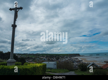 Arromanches, Francia. Una gigantesca croce che domina la città e i resti del 'Mullbery' porto artificiale dalla seconda guerra mondiale. Foto Stock