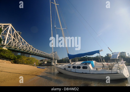 Yacht spiaggiata sulle rive del Fiume Brisbane, sotto il Ponte Story, Brisbane, Queensland, Australia. N. PR o MR Foto Stock