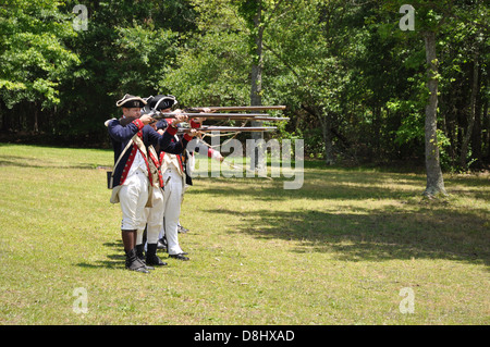 Una dimostrazione della Rivoluzione Americana armi da fuoco ad una rievocazione storica a Cowpens National Battlefield. Foto Stock