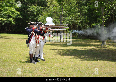 Una dimostrazione della Rivoluzione Americana armi da fuoco ad una rievocazione storica a Cowpens National Battlefield. Foto Stock