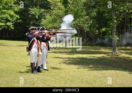 Una dimostrazione della Rivoluzione Americana armi da fuoco ad una rievocazione storica a Cowpens National Battlefield. Foto Stock