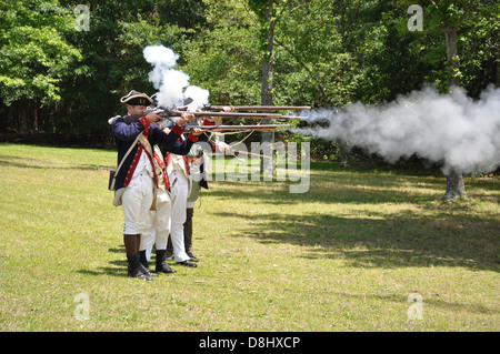 Una dimostrazione della Rivoluzione Americana armi da fuoco ad una rievocazione storica a Cowpens National Battlefield. Foto Stock