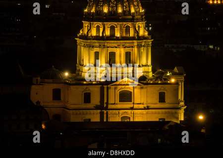 Parigi, Francia. La basilica a Les Invalides di notte, dove Napoleone è sepolto, come visto dalla torre Eiffel Foto Stock