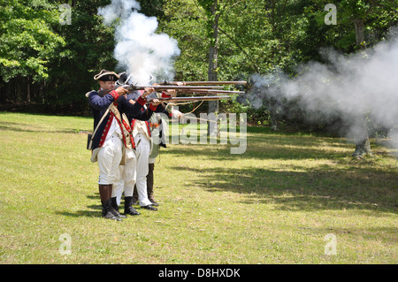 Una dimostrazione della Rivoluzione Americana armi da fuoco ad una rievocazione storica a Cowpens National Battlefield. Foto Stock