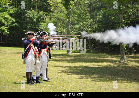 Una dimostrazione della Rivoluzione Americana armi da fuoco ad una rievocazione storica a Cowpens National Battlefield. Foto Stock