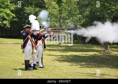 Una dimostrazione della Rivoluzione Americana armi da fuoco ad una rievocazione storica a Cowpens National Battlefield. Foto Stock