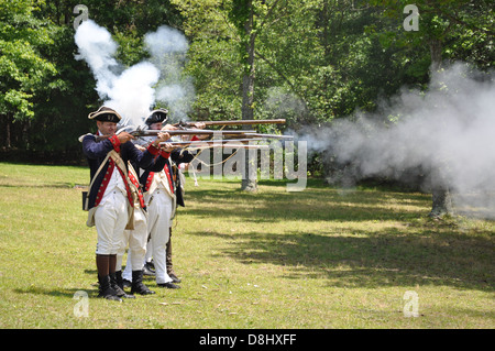 Una dimostrazione della Rivoluzione Americana armi da fuoco ad una rievocazione storica a Cowpens National Battlefield. Foto Stock