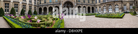 Un 180-Panorama gradi del cortile e i bellissimi giardini del Musee Carnavalet, il museo della storia di Parigi. Foto Stock