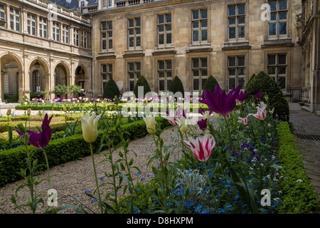 I bellissimi giardini del Musee Carnavalet, il museo della storia di Parigi. Foto Stock