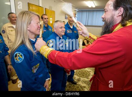 Spedizione 36/37 Tecnico di volo Karen Nyberg della NASA, sinistra, Soyuz Commander Fyodor Yurchikhin di l'agenzia Spaziale Federale Russa, Centro e tecnico di volo Luca Parmitano dell'Agenzia spaziale europea, ricevere un tradizionale benedizione di un sacerdote ortodosso prima dei tre membri di equipaggio uscire il cosmonauta Hotel per soddisfare fino e lanciare a bordo di una Soyuz verso la Stazione Spaziale Internazionale Maggio 28, 2013 di Baikonur in Kazakhstan. Foto Stock