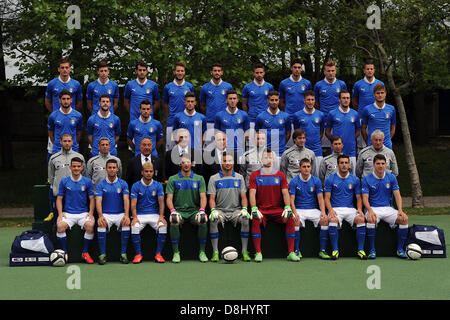 U-21 Italia team group (ITA), 28 maggio 2013 - Calcio : (L-R) top; Manolo Gabbiadini, Daniele Baselli, Riccardo Saponara, Andrea Bertolacci, Marco Crimi, Fabio Borini, Paolo Frascatore, Ciro immobile, Francesco Fedato, 2nd; Matteo Bianchetti, Mattia Destro, Nicola Sansone, Cristiano Biraghi, Luca Marrone, Marco Capuano, Vasco Regini, Luca Caldirola, Simone Romagnoli, 3rd; Andrea Azzalin Prep. Atl, Vittorio Moretti Prep Atl, Vincenzo Marinelli Team Manager, Gabriele Gravina General Manager Giancarlo Abete Presidente FIGC, Devis Mangia pullman, Paolo Cozzi 2 pullman, Carmine Nunziata Assis Foto Stock