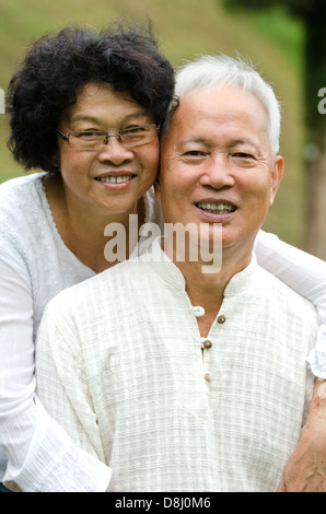 Felice asian coppia senior che abbraccia ogni altro Foto Stock
