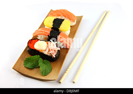 Il sushi fatto ​​from piatti a base di frutti di mare e bacchette poste sul lato,il Sushi è un cibo giapponese. Foto Stock