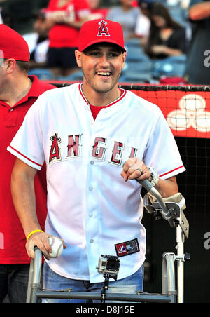 Anaheim, CA. Stati Uniti d'America. Il 29 maggio 2013. San Bernardino County Vice Sheriff Alex Collins è onorata da buttare fuori il primo passo prima della Major League Baseball gioco tra i Los Angeles Dodgers e Los Angeles gli angeli di Anaheim Stadium di Anaheim, in California. Credito: Cal Sport Media/Alamy Live News Foto Stock