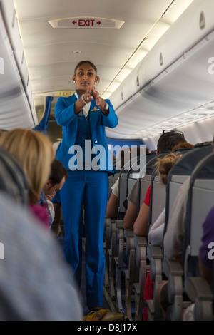 KLM air hostess dà istruzioni di sicurezza a bordo Foto Stock