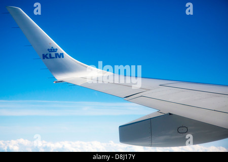 La visualizzazione della finestra di KLM jet battenti nel cloud Foto Stock