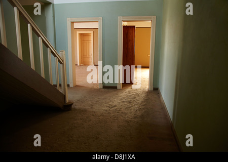 Scale nella casa abbandonata, Kolmanskop città fantasma, vicino a Luderitz, Namibia, Africa Foto Stock