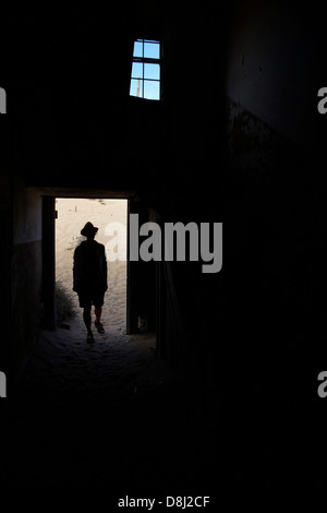 Persona in corridoio in casa abbandonata, Kolmanskop città fantasma, vicino a Luderitz, Namibia, Africa Foto Stock